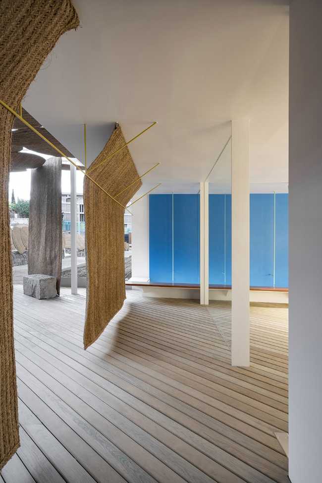 Small square associated with an archaeological site. The esparto is the protagonist of the performance