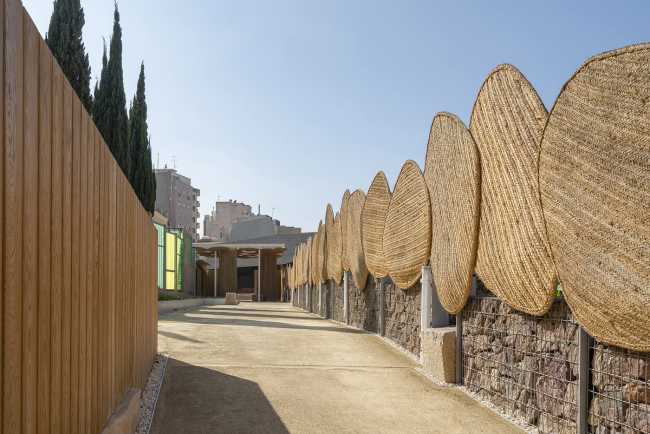 Small square associated with an archaeological site. The esparto is the protagonist of the performance