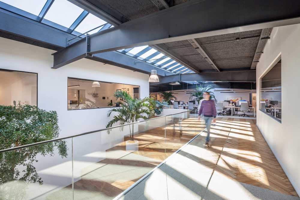 Entrepôt transformé en bureau. L'espace de travail est baigné de lumière naturelle