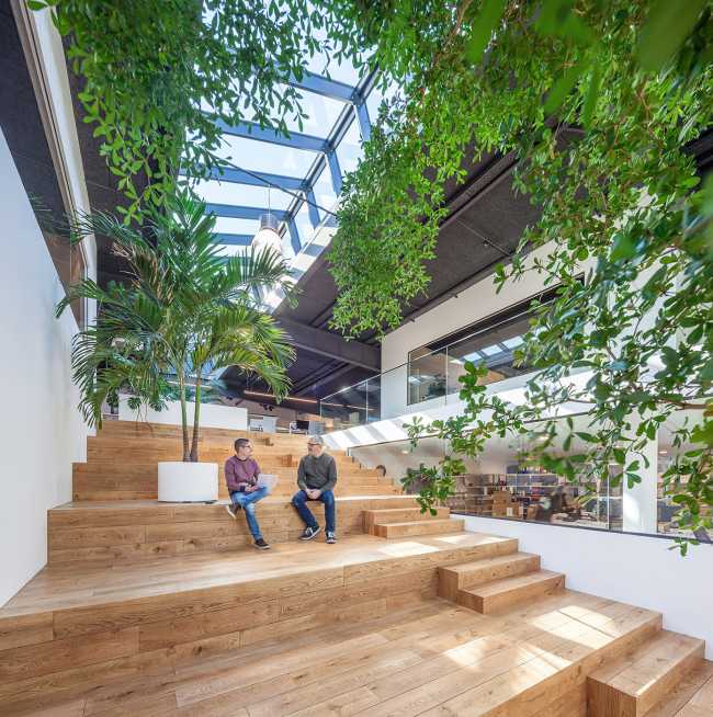 Magazzino trasformato in un ufficio. Lo spazio di lavoro viene innondato di luce naturale