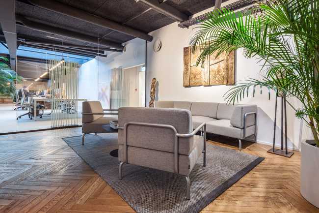 Magazzino trasformato in un ufficio. Lo spazio di lavoro viene innondato di luce naturale