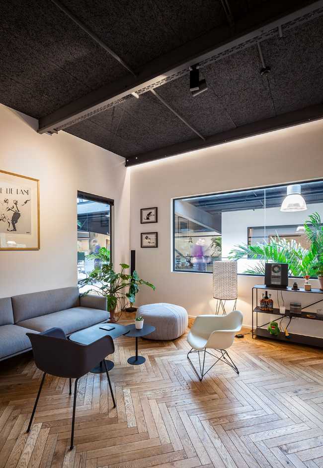 Magazzino trasformato in un ufficio. Lo spazio di lavoro viene innondato di luce naturale