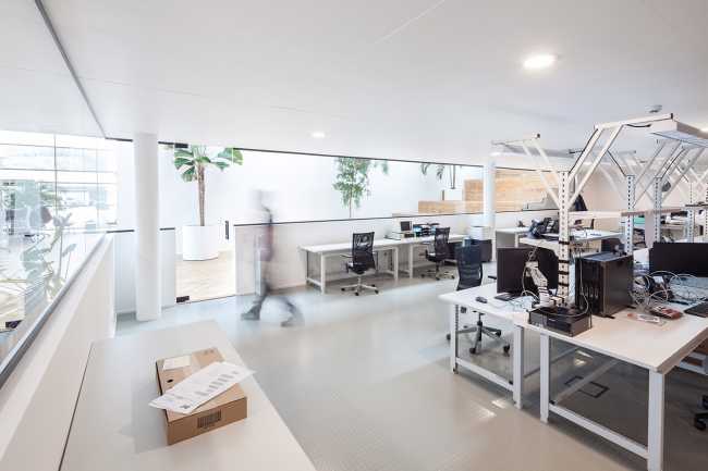 Magazzino trasformato in un ufficio. Lo spazio di lavoro viene innondato di luce naturale