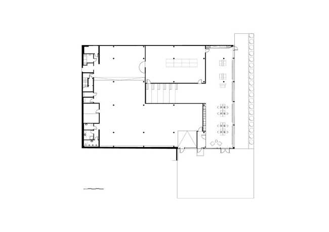 Magazzino trasformato in un ufficio. Lo spazio di lavoro viene innondato di luce naturale