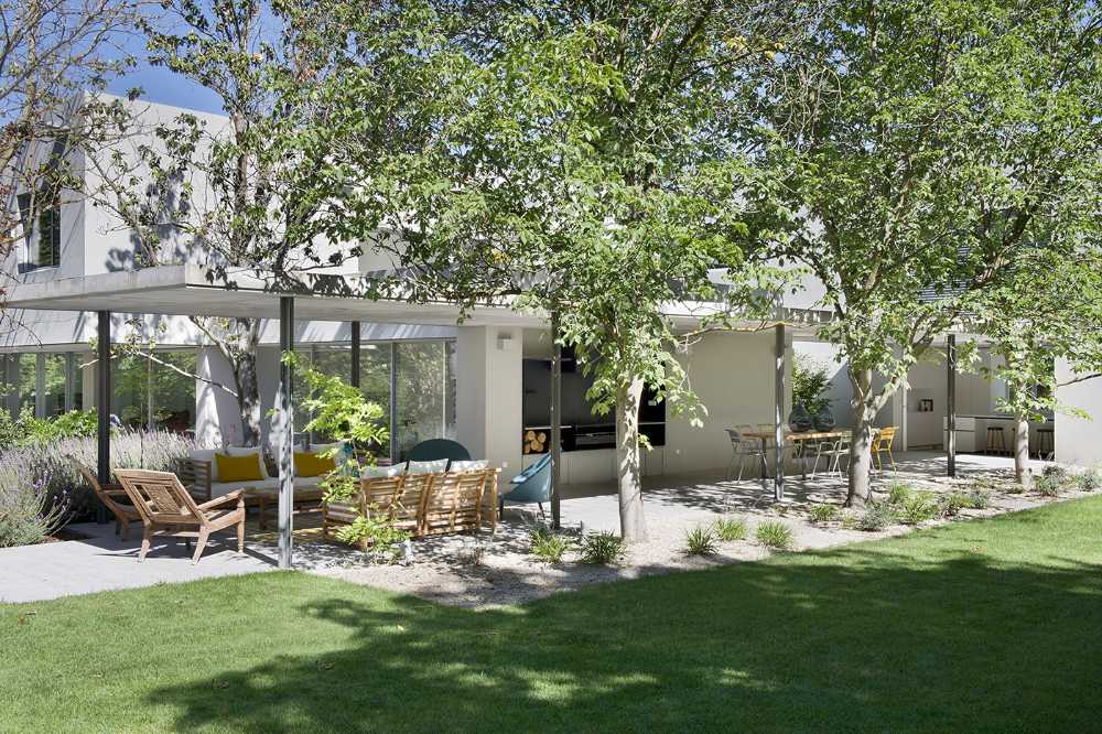 House in L: contemporary architecture for a 1960s house