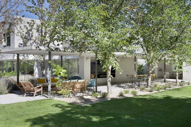 House in L: contemporary architecture for a 1960s house