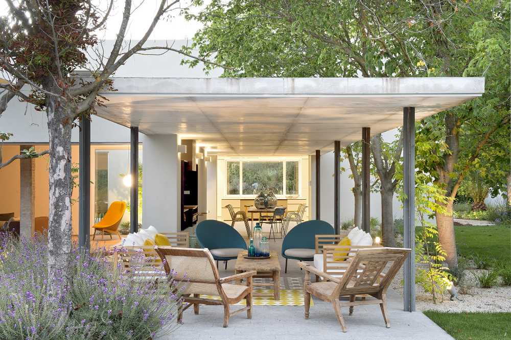 House in L: contemporary architecture for a 1960s house