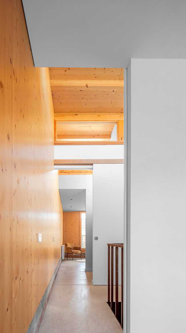 Riqualificazione di un edificio in Catalogna. Le doghe in legno reinterpretano la facciata