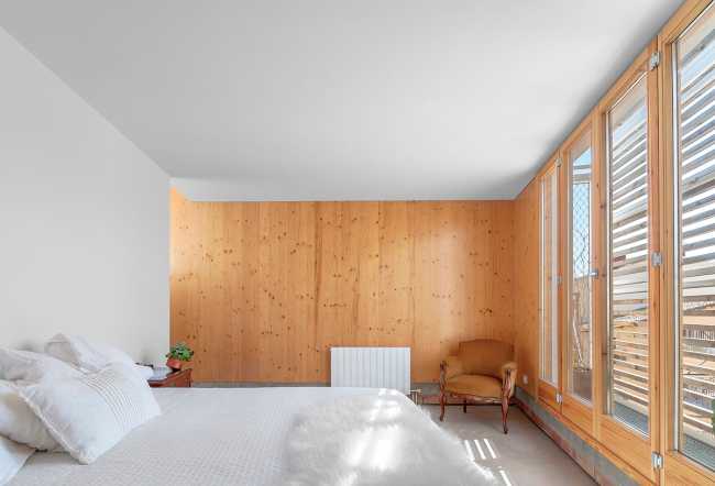 Riqualificazione di un edificio in Catalogna. Le doghe in legno reinterpretano la facciata