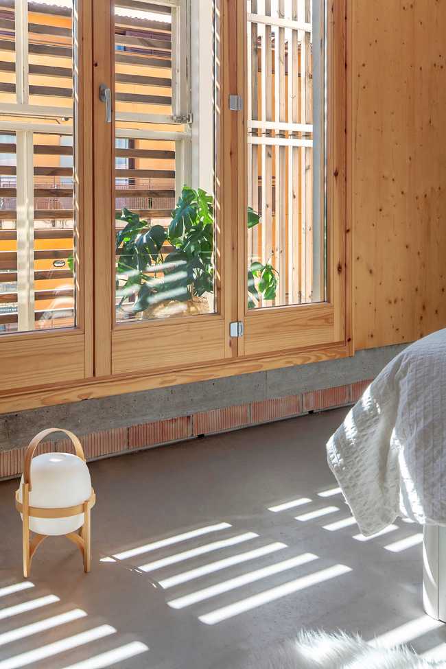 Riqualificazione di un edificio in Catalogna. Le doghe in legno reinterpretano la facciata