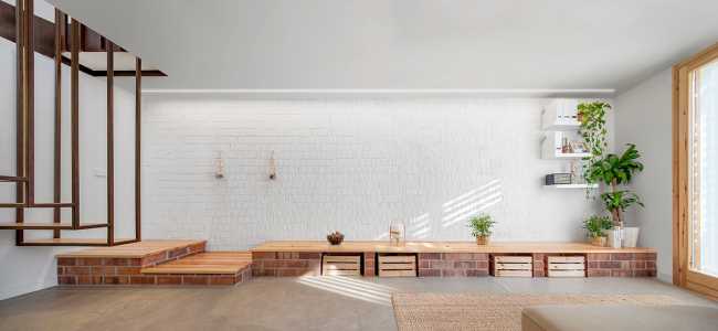 Riqualificazione di un edificio in Catalogna. Le doghe in legno reinterpretano la facciata