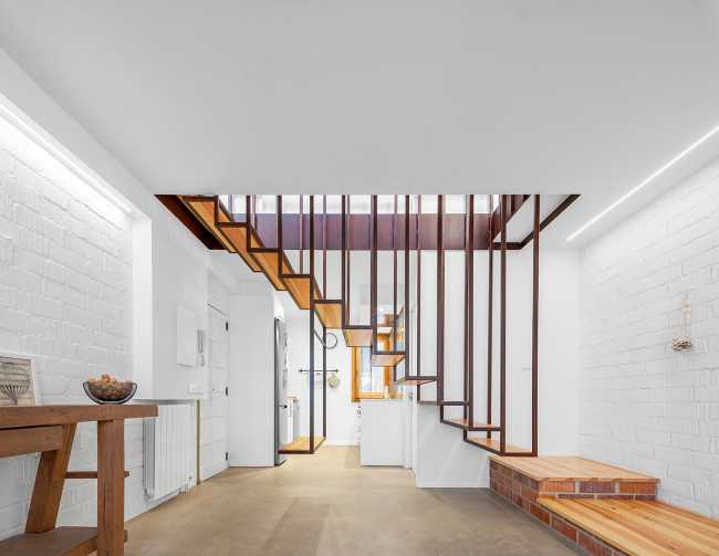 Riqualificazione di un edificio in Catalogna. Le doghe in legno reinterpretano la facciata