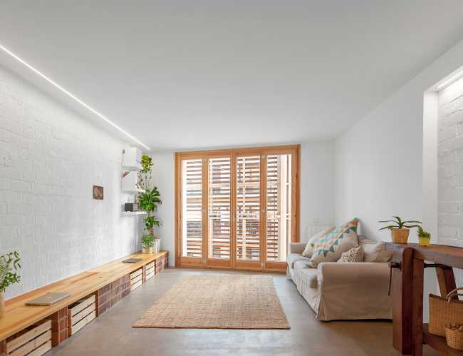 Riqualificazione di un edificio in Catalogna. Le doghe in legno reinterpretano la facciata