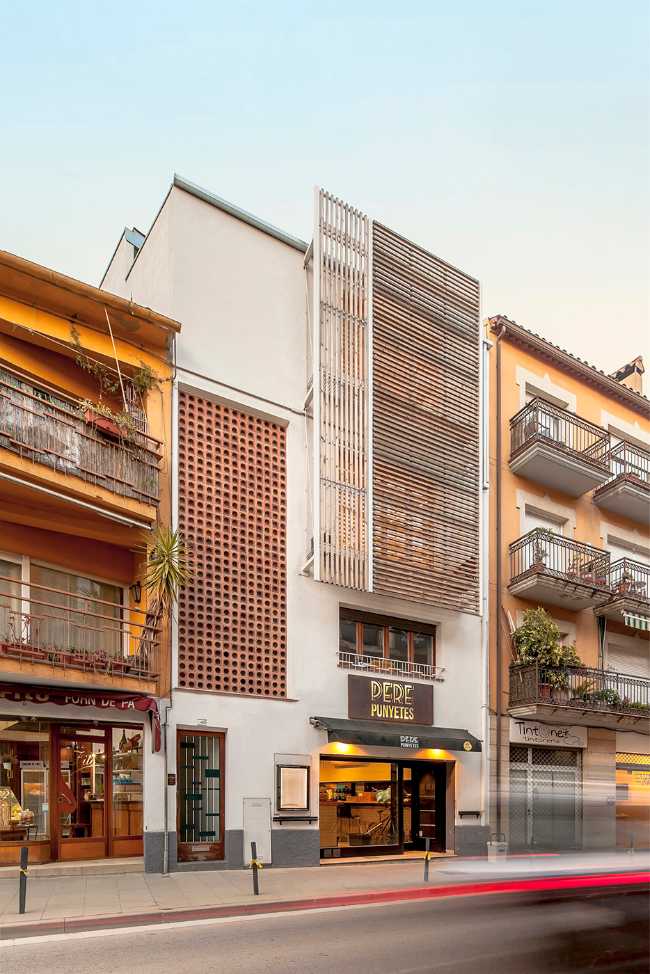 Riqualificazione di un edificio in Catalogna. Le doghe in legno reinterpretano la facciata