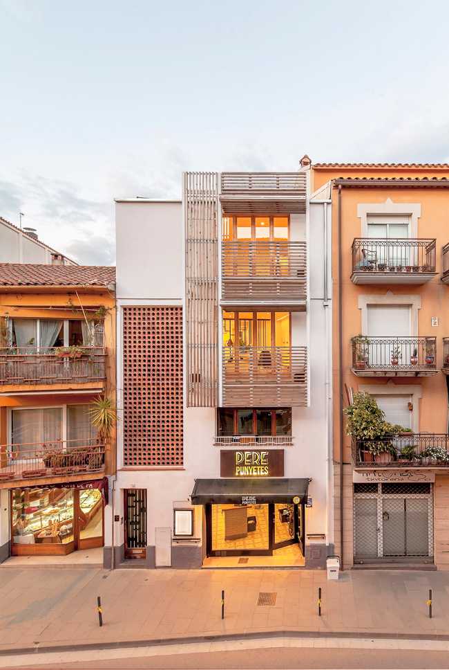 Riqualificazione di un edificio in Catalogna. Le doghe in legno reinterpretano la facciata