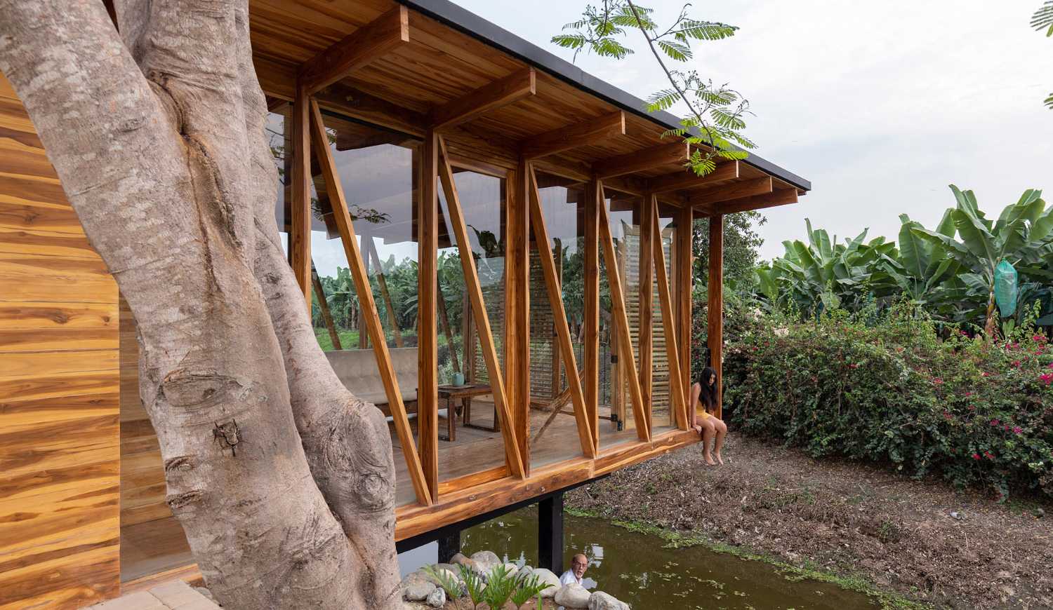 Salón de té con arquitectura minimalista. El entorno se convierte en el protagonista del espacio