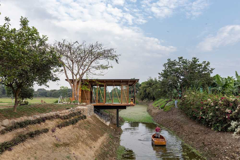 Tea room with minimal architecture. The surrounding environment becomes the protagonist of the space