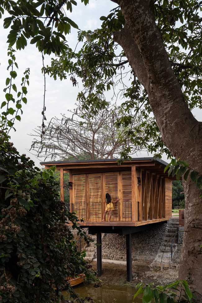 Salón de té con arquitectura minimalista. El entorno se convierte en el protagonista del espacio