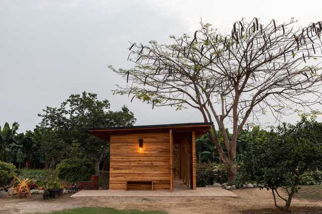 Salón de té con arquitectura minimalista. El entorno se convierte en el protagonista del espacio