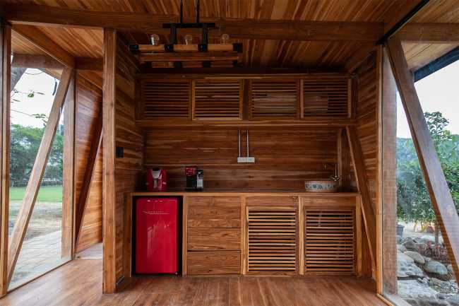 Salón de té con arquitectura minimalista. El entorno se convierte en el protagonista del espacio