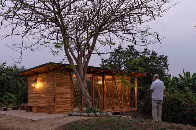 Salón de té con arquitectura minimalista. El entorno se convierte en el protagonista del espacio