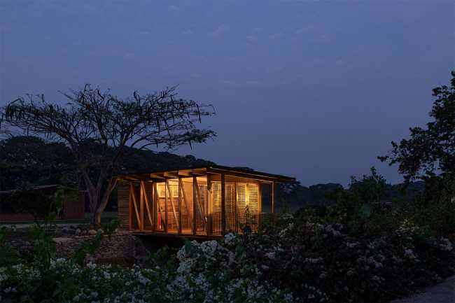 Salón de té con arquitectura minimalista. El entorno se convierte en el protagonista del espacio