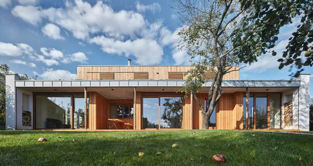 Nouvelle maison dans les arbres d'un vieux jardin. Panorama et ressources naturelles exploitées au maximum