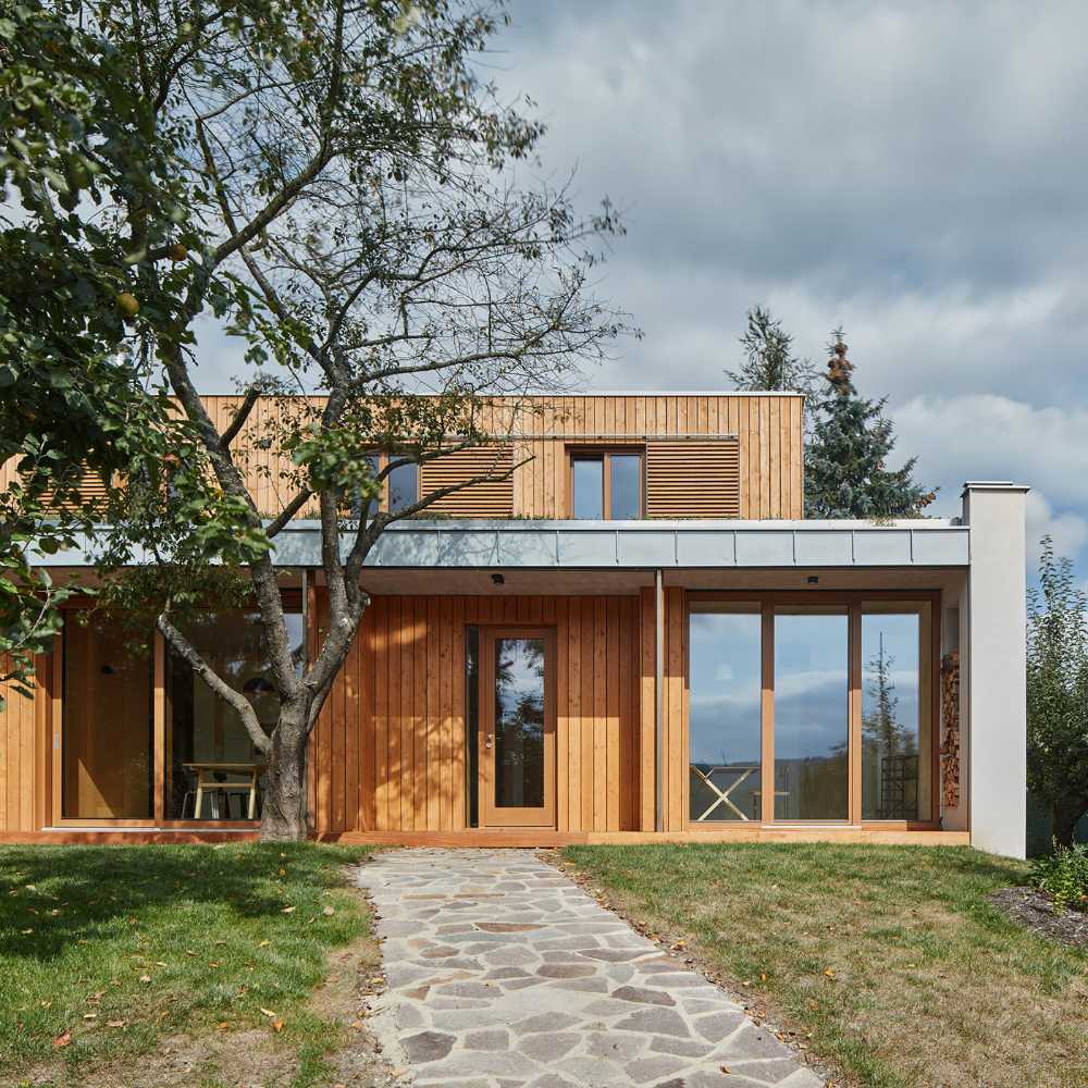 New home in the trees of an old garden. Panorama and natural resources exploited to the fullest