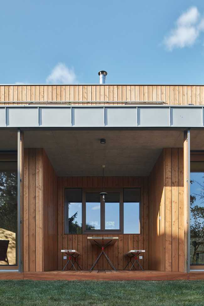 Nuova casa tra gli alberi di un vecchio giardino. Panorama e risorse naturali sfruttati a pieno