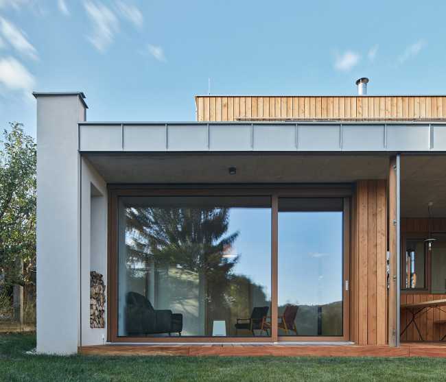 Nuova casa tra gli alberi di un vecchio giardino. Panorama e risorse naturali sfruttati a pieno