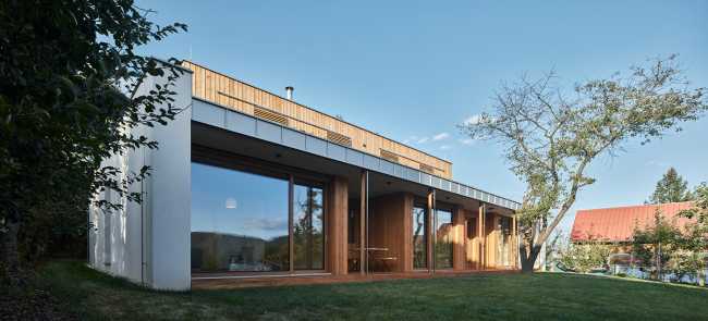 Nuova casa tra gli alberi di un vecchio giardino. Panorama e risorse naturali sfruttati a pieno