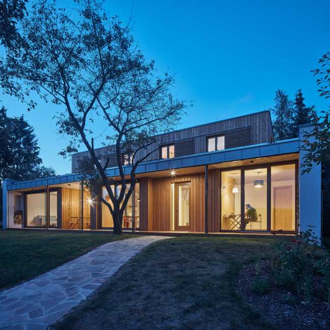 Nuova casa tra gli alberi di un vecchio giardino. Panorama e risorse naturali sfruttati a pieno