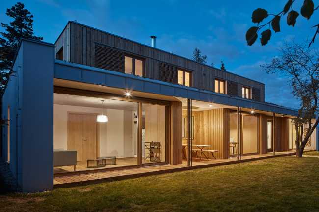 Nuova casa tra gli alberi di un vecchio giardino. Panorama e risorse naturali sfruttati a pieno