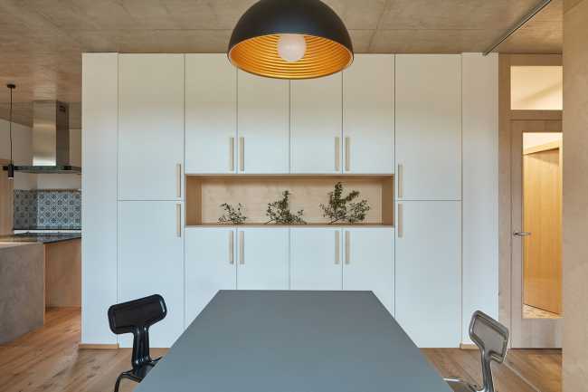 Nuova casa tra gli alberi di un vecchio giardino. Panorama e risorse naturali sfruttati a pieno