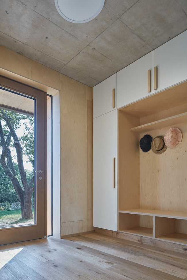 Nuova casa tra gli alberi di un vecchio giardino. Panorama e risorse naturali sfruttati a pieno