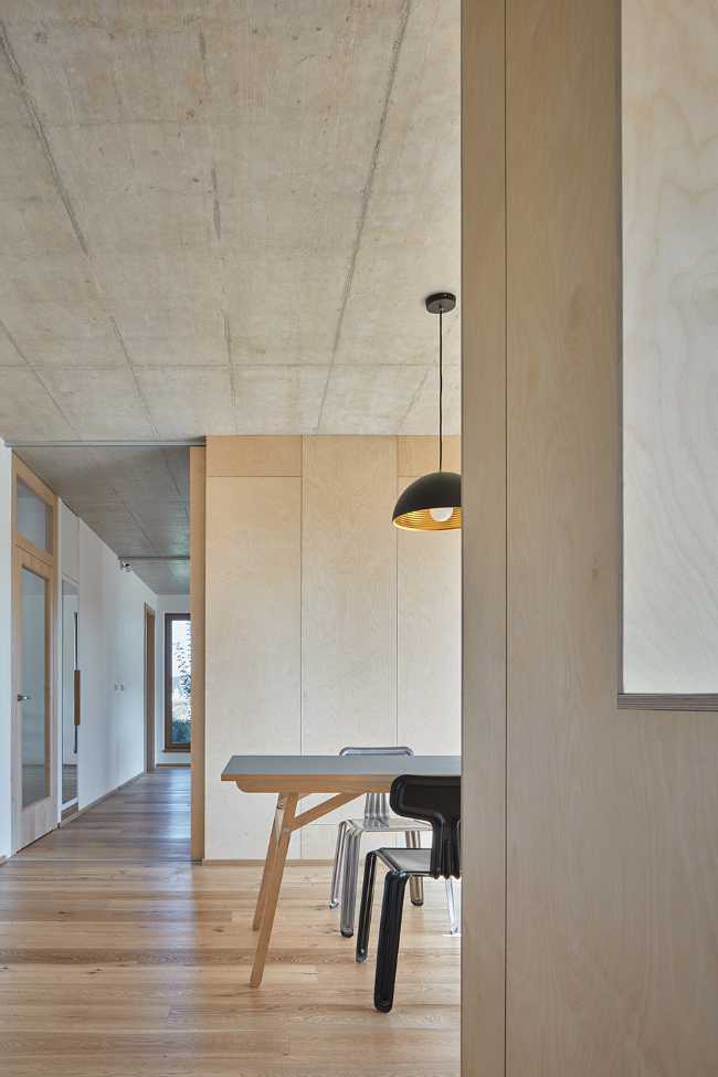 Nuova casa tra gli alberi di un vecchio giardino. Panorama e risorse naturali sfruttati a pieno