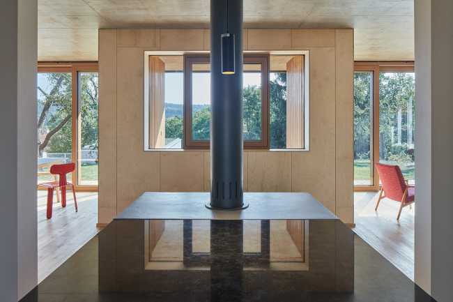 Nuova casa tra gli alberi di un vecchio giardino. Panorama e risorse naturali sfruttati a pieno