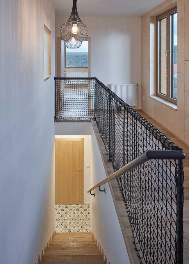 Nuova casa tra gli alberi di un vecchio giardino. Panorama e risorse naturali sfruttati a pieno