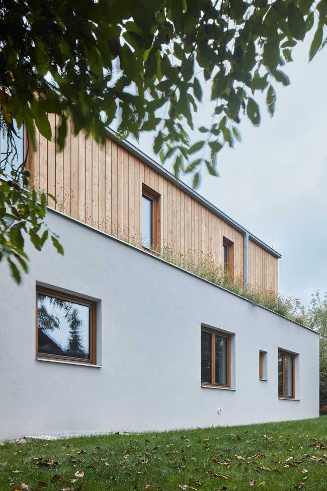 Nuova casa tra gli alberi di un vecchio giardino. Panorama e risorse naturali sfruttati a pieno