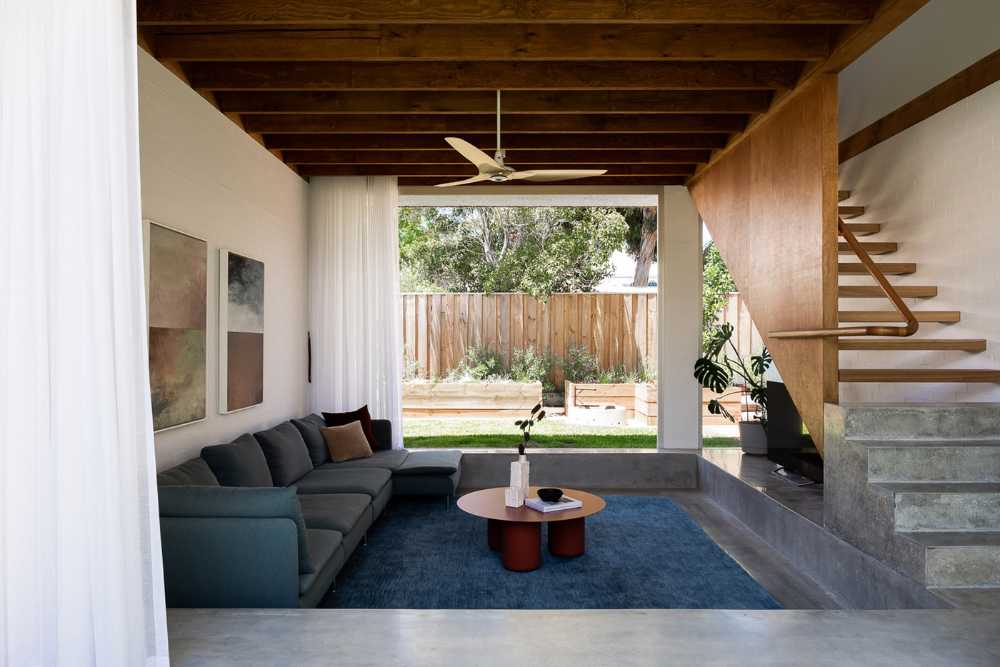 Cottage storico alla periferia di Perth. Il vuoto del giardino è protagonista dello spazio abitativo