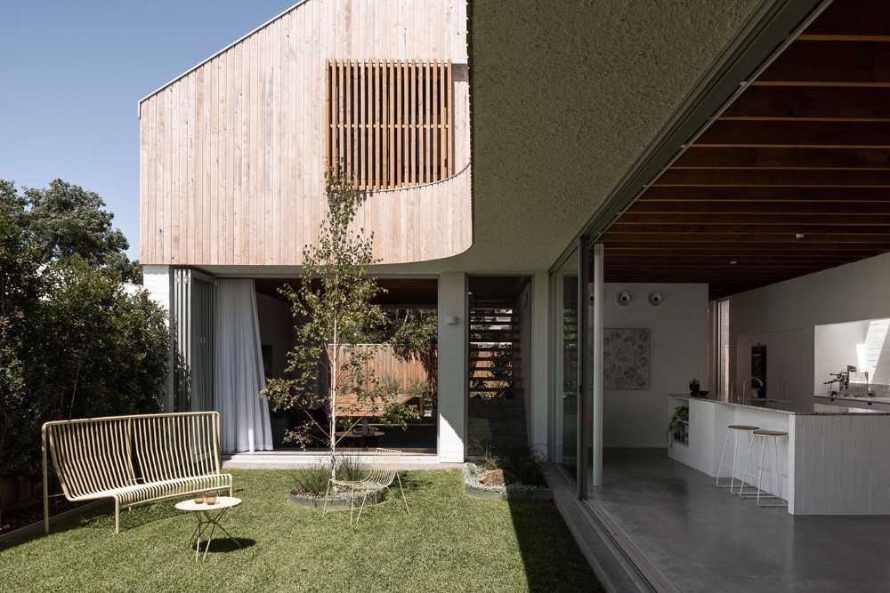 Cottage storico alla periferia di Perth. Il vuoto del giardino è protagonista dello spazio abitativo