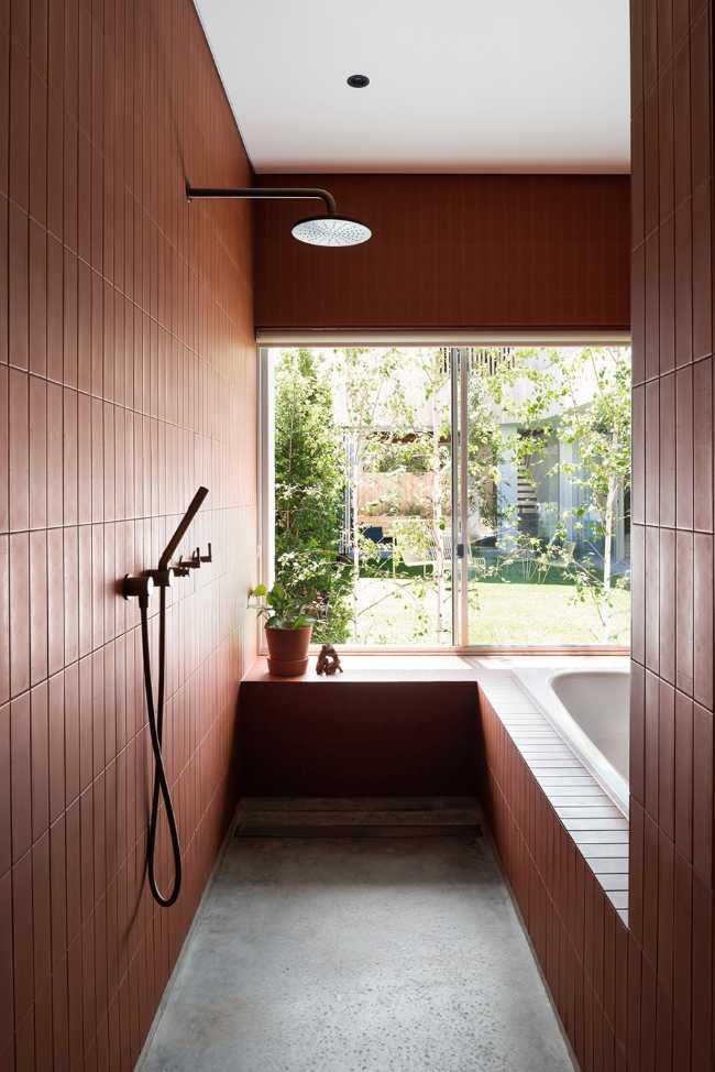 Maison de campagne historique en périphérie de Perth. Le vide du jardin est le protagoniste de l'espace de vie