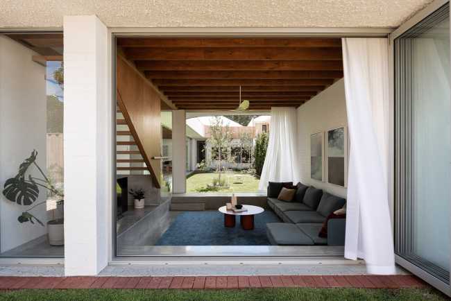 Maison de campagne historique en périphérie de Perth. Le vide du jardin est le protagoniste de l'espace de vie