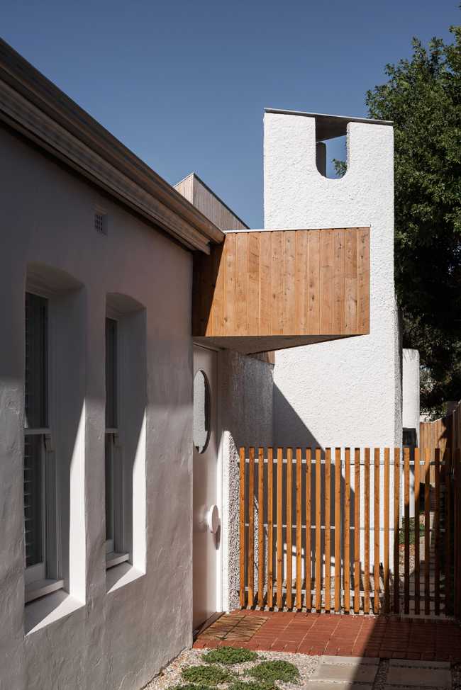 Maison de campagne historique en périphérie de Perth. Le vide du jardin est le protagoniste de l'espace de vie
