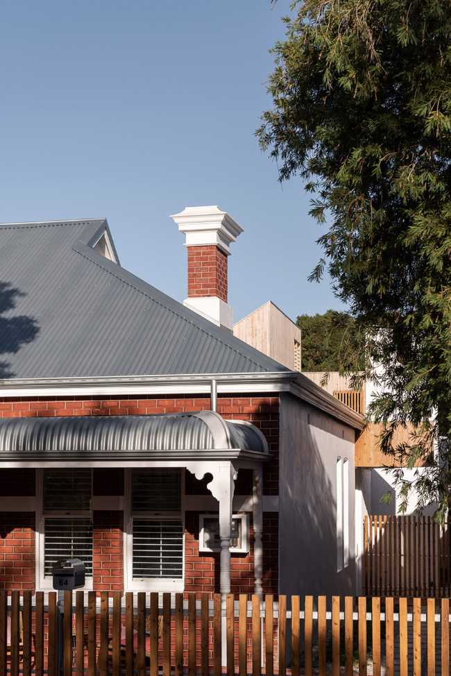 Maison de campagne historique en périphérie de Perth. Le vide du jardin est le protagoniste de l'espace de vie