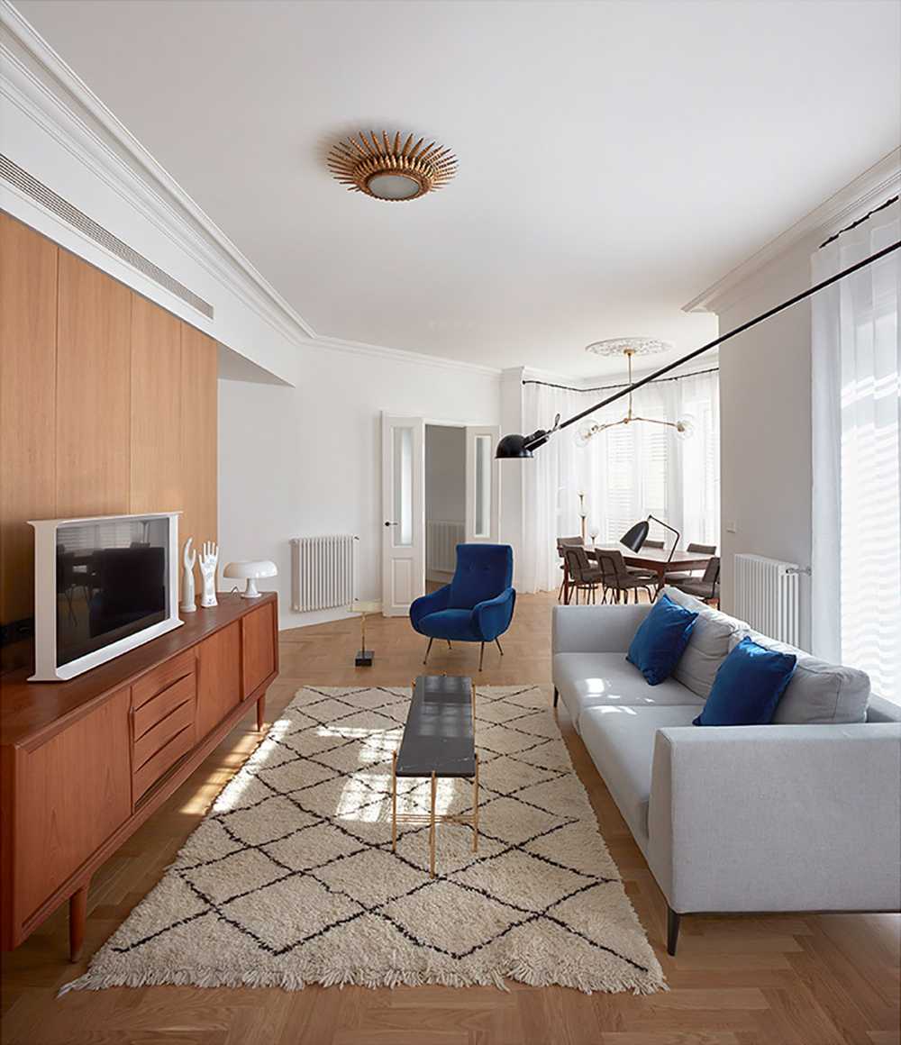 Classicità e design, unione e indipendenza. Contrasti armonici in una residenza privata