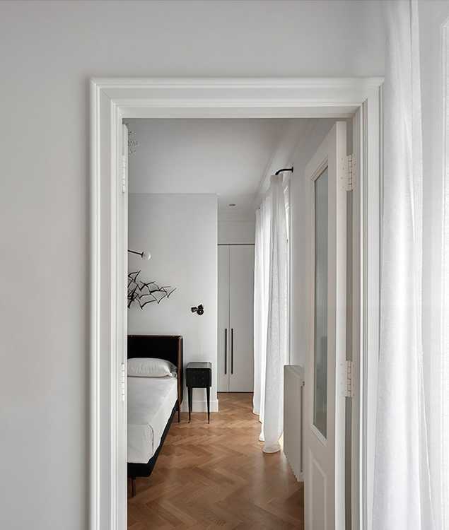 Classicism and design, union and independence. Harmonic contrasts in a private residence