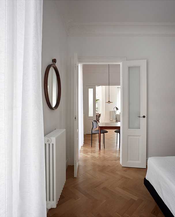 Classicism and design, union and independence. Harmonic contrasts in a private residence