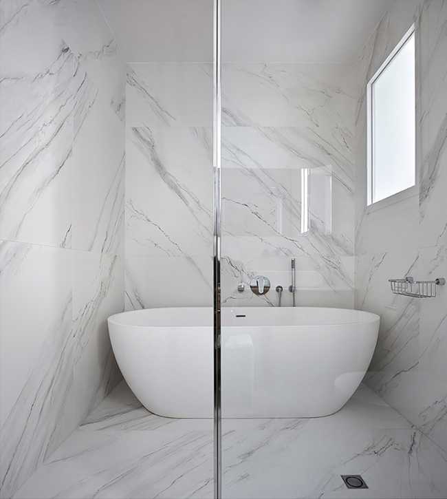 Classicism and design, union and independence. Harmonic contrasts in a private residence