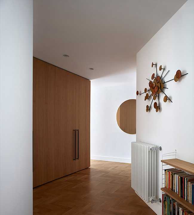 Classicism and design, union and independence. Harmonic contrasts in a private residence